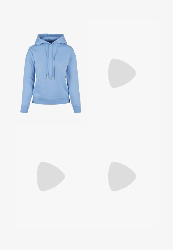 Felpa con cappuccio di color azzurro chiaro realizzata in tessuto morbido, presenta un cappuccio con coulisse, polsini e orlo ribattuti, con una vestibilità casual e dettagli minimi.; Camicia a maniche lunghe di colore rosa chiaro con righe bianche verticali. Presenta un colletto a punta, bottoni frontali e un orlo arrotondato. Tessuto morbido.; Top bianco senza maniche con dettagli in pizzo delicato sul corpetto, tessuto fluido e spalline regolabili. Tessuto leggero e texture morbida.; Infradito neri con suola in gomma testurizzata, due cinghie sottili e un sottile dettaglio del logo impresso sulla cinghia.; Borsa a tracolla in paglia intrecciata con una forma ampia e affusolata, dotata di due manici in pelle nera. Colore beige naturale con una superficie texture.