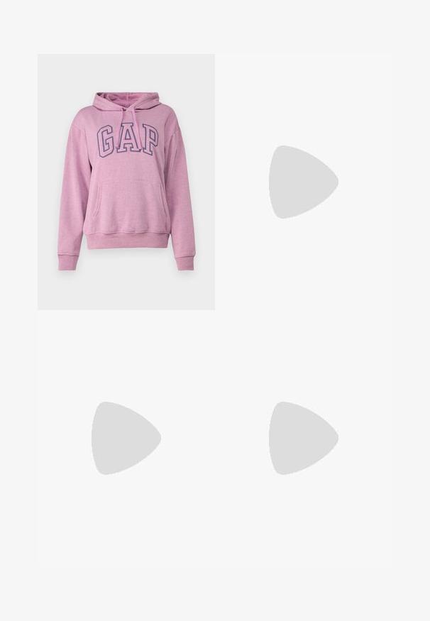 GAP HERITAGE - Bluză de molton - plush lilac; Jeans din denim bleu deschis, cu picior flared, cu un spălare decolorată, cinci buzunare, detalii cusute și un fermoar cu închidere cu buton.; Tenis alb din piele cu fanta pe vârful piciorului, talpă texturată și șireturi albe, purtat cu pantaloni larga roșii și un fundal albastru și galben.; Cercei cercuri din aur cu un finisaj neted și strălucitor. Design circular cu un mic suport și un spate transparent pentru o purtare sigură.