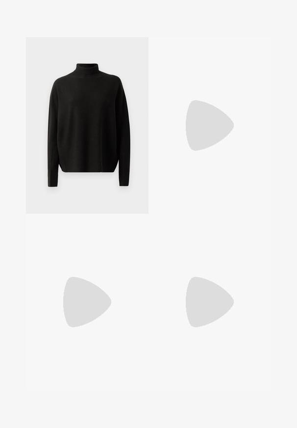 Schwarzer, langärmliger Rollkragenpullover mit lässiger Passform, vor einem schlichten weißen Hintergrund präsentiert.; Weißes Langarm-Hemd mit Knopfverschluss aus einer glatten Baumwollmischung. Verfügt über einen klassischen Kragen, eine Frontknopfverschluss und abgerundete Manschetten.; Schwarze weit geschnittene Hose mit glatter Textur, ausgestattet mit Vorderfalten und einem hochgeschnittenen Design. Hergestellt aus einem leichten Stoff.; Schwarze Leder-Mules mit spitzem Zehenbereich und niedrigem Blockabsatz. Glatte Textur mit elegantem Design. Offene Rückseite mit minimaler Gestaltung.