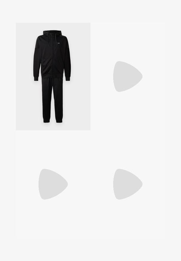 Sweatshirt preto feito de tecido suave, apresentando um decote redondo, mangas longas e uma estampa de logotipo mate "EA7 Emporio Armani" na frente.; Camiseta de algodão preta com mangas curtas, gola redonda e um logótipo EA7 bordado amarelo no lado esquerdo do peito. Textura suave.; Calças atléticas pretas com cordão na cintura, punhos elásticos e um pequeno logótipo. Textura suave e corte ajustado para vestuário ativo.; Filling Pieces Sapatilhas - off white
