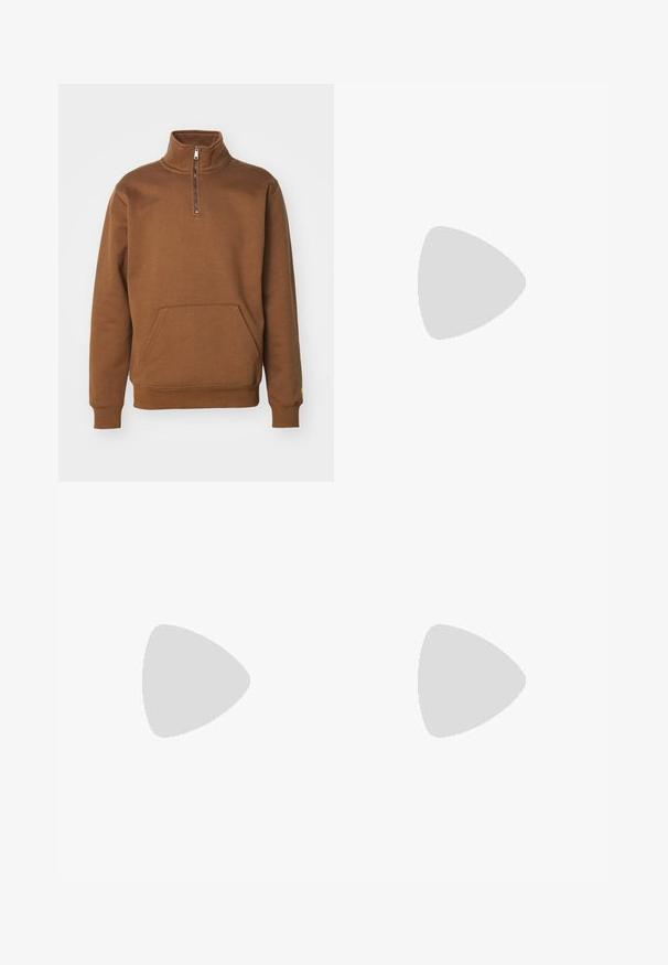 Carhartt WIP CHASE - Sweatshirt - chocolate/gold; Leopardmønstrede shorts i brun og sort med elastisk talje og hvide sidelister. Fremstillet af glat, letvægtsmateriale.; Beige lædersneakers med tre vandrette striber, rund tå, flad brun gummisål og blødt stoffor på kraven og tungen.; Sort crossbody taske med et lynlåset hovedrum, frontlomme, justerbar strop og et synligt logo patch på klappen.
