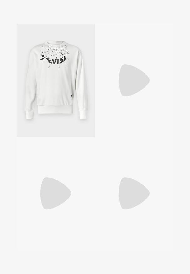 Hvid sweatshirt med et stort sort "EVISU" logo, spredte små sorte prikker og ribbede ærmer og kant. Blødt bomuldsstof.; Grå bomuldsbukser med lige pasform, der har knaplukning, forlommer og en glat overflade. Ingen andre detaljer eller mønstre synlige.; Sort vævet slip-on sko med en glat læderdetalje på overdelen, en rund tådesign og en lavprofil gummisål.; Brun nylon tote bag med to håndtag, lynlås lukning og et blåt logo patch. Glat tekstur, struktureret design, rummelig indvendig.