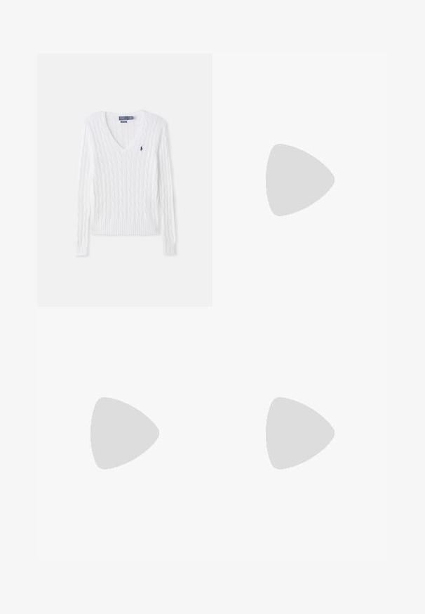 Pull en maille blanche avec un décolleté en V, des poignets et un ourlet côtelés, et un petit logo navy sur la poitrine gauche. Fabriqué à partir d'un tissu doux.; Chemise boutonnée bleu clair à manches longues avec un col blanc contrastant. Présente une texture lisse et cinq boutons à l'avant.; Pantalons beige sur mesure avec une taille haute, une devant plissé, des jambes fuselées et des ourlets roulés. Tissu lisse avec une texture raffinée.; Baskets en cuir blanc, design bas, avec une texture lisse, bout rond, lacets à l'avant et un petit logo brodé sur le côté.; Sac demi-lune en cuir noir avec des accents en métal doré, doté d'une fermeture éclair. Porté en bandoulière sur un pull gris.
