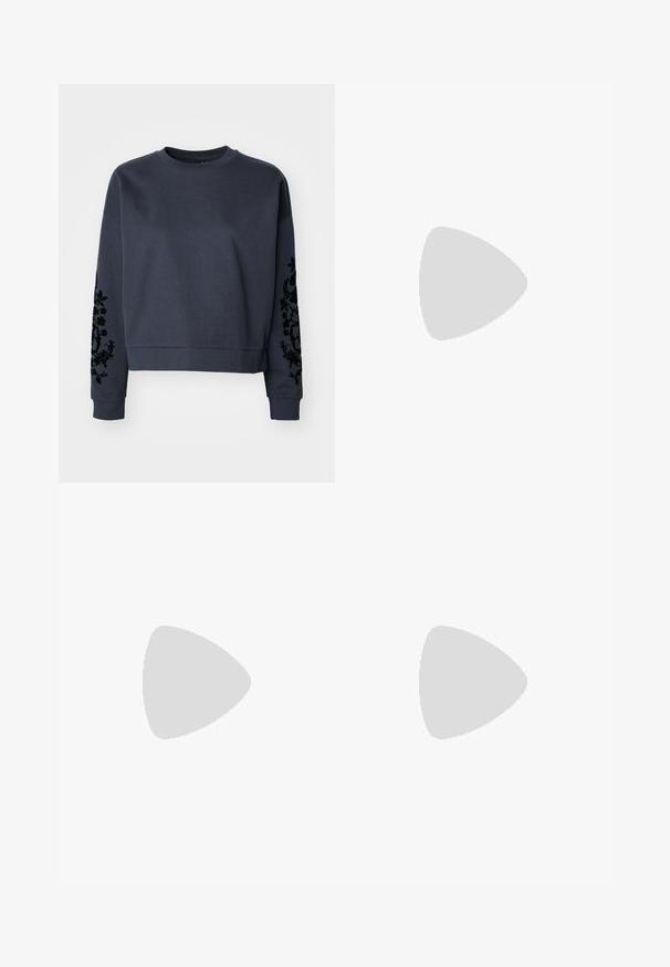 Pullover corto blu navy realizzato in morbido cotone. Presenta motivi floreali neri ricamati su entrambe le maniche e un classico colletto a girocollo.; Pantaloni wide-leg in corduroy neri con vita alta, dotati di due tasche frontali e chiusura con bottone metallico. Tessuto testurizzato con righe verticali.; Stivale da combattimento in pelle nera con punta tonda, chiusura con lacci e linguetta alla caviglia. Presenta una suola in gomma spessa per durabilità.; Borsa a tracolla nera con zip, realizzata in materiale liscio, con forma piatta, una sola tracolla e un piccolo logo in evidenza. Design minimalista.