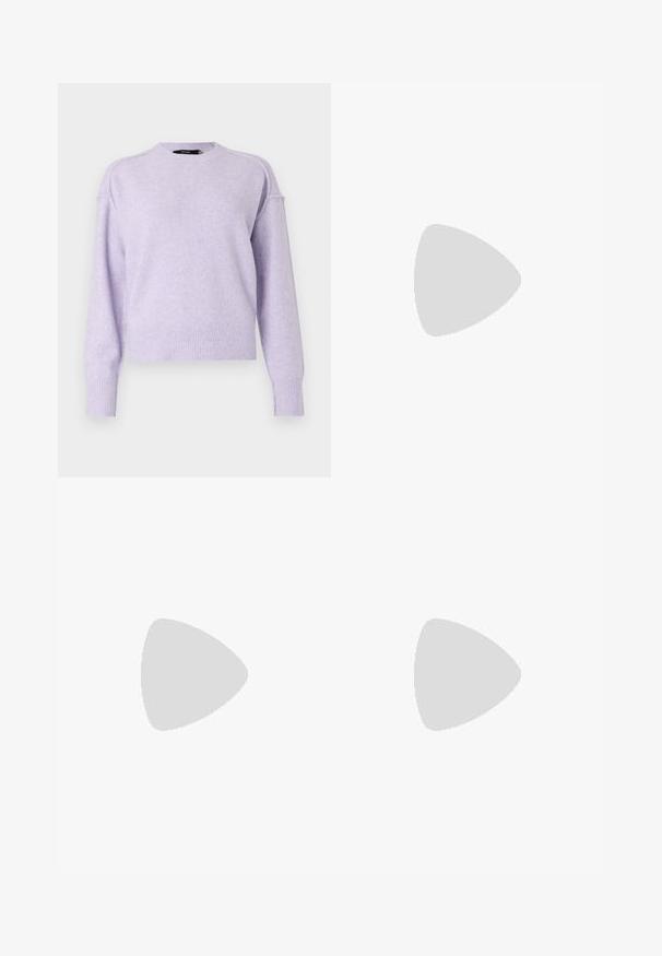 Pull léger violet avec un col rond, des poignets et un ourlet côtelés, et une coupe légèrement ample. Texture douce avec des détails subtils le long des épaules.; Haut sans manches blanc avec un décolleté arrondi, un ourlet asymétrique et des boutons-pression sur le côté pour la fermeture. Tissu lisse et léger.; Pantalon en denim large noir avec trois accents de rayures blanches de chaque côté et un petit logo blanc. Dispose de poches avant et d'une fermeture à bouton.; Mules en cuir beige avec un bout pointu et un petit talon noir. Texture lisse, design à enfiler, silhouette minimaliste, sans motifs visibles.; Sac à main en cuir vegan blanc avec un design courbé, présentant des lacets décoratifs sur les côtés et une seule bandoulière.