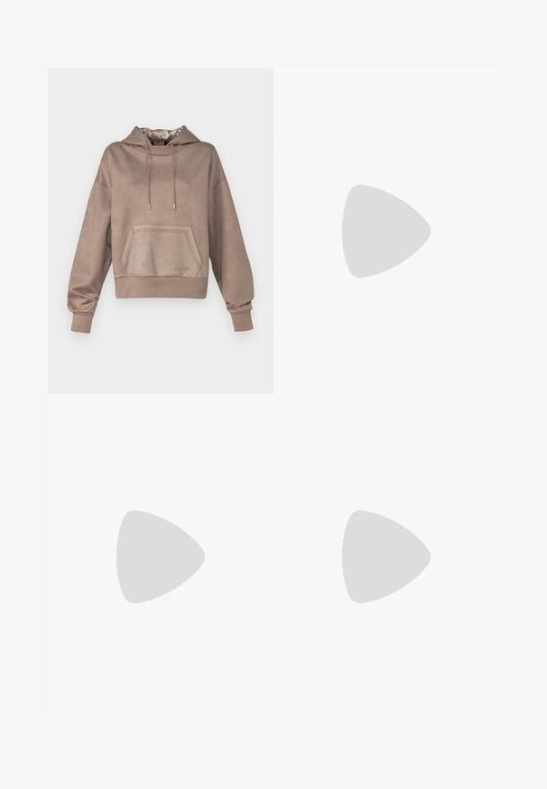 Sudadera de tela suave y marrón con un bolsillo frontal, capucha con cordón y puños acanalados. Presenta un logo en relieve en el frente.; Jeans de mezclilla negra de pierna ancha con una cintura alta, diseño de cinco bolsillos y botón de metal plateado. La tela tiene una textura suave y un ligero estiramiento.; Mocasines de piel negra con punta redondeada, suela texturizada gruesa y mínimos detalles de costura. Diseño elegante sin cordones o herrajes visibles.; Bolso de mano de tela con un patrón azul, que presenta una forma curva, una correa de cuero negra y un diseño de logo en un tono más claro.