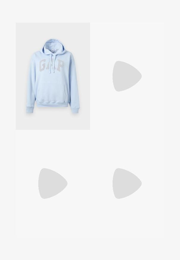 GAP HERITAGE - Felpa - urban blue; Jeans a gamba larga di colore blu chiaro realizzati in denim, con un classico design a cinque tasche, linee pulite e una vita regolare con chiusura a bottone.; Sneakers bianchi con piattaforma, caratterizzati da una parte superiore simile alla pelle liscia, forma arrotondata, collo imbottito e suola in gomma testurizzata con scanalature ben definite.; Borsa a mano beige realizzata in materiale morbido, caratterizzata da un design morbido, dettagli cuciti e due manici. Adatta per l'uso quotidiano.