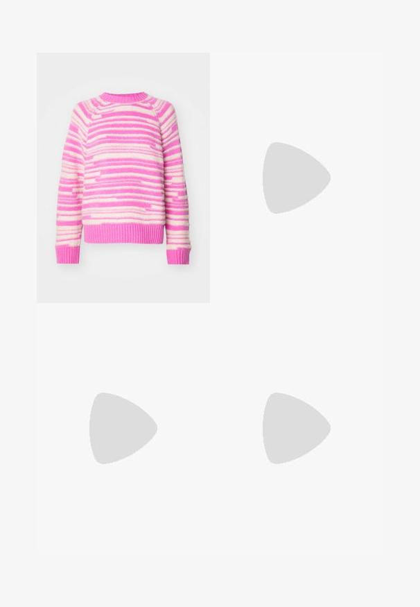 Pull en maille avec des rayures horizontales rose et crème. Encolure et poignets côtelés, texture douce et coupe décontractée.; Jupe maxi en denim noir délavé avec une coupe droite, des coutures visibles et une fente frontale. Dotée d'une taille standard et de passants de ceinture.; Ballerines en cuir noir avec un bout rond, texture lisse, détails de couture minimalistes et design de semelle flexible.; Sac à main en cuir marron avec une fermeture à rabat, des accents en métal doré, une bandoulière et une texture lisse. Forme rectangulaire compacte.