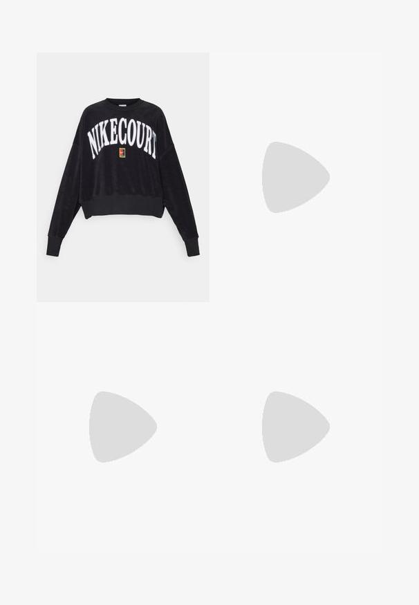 Felpa nera corta con la scritta “NIKECOURT” in lettere bianche in rilievo. Presenta un logo quadrato colorato sul davanti e polsini a costine. Tessuto morbido.; Pantaloni in cotone marrone a gamba larga con vita alta, tasche frontali e una texture liscia. L'orlo è leggermente svasato.; Sneakers Nike verdi e blu, con una tomaia liscia, dettagli in suede, lacci bianchi e una suola in gomma testurizzata dal design classico.; Occhiali da sole marroni e rotondi con montatura a tartaruga e trasparente giallo chiaro, bracci angolari e dettagli testurizzati sulle tempie.