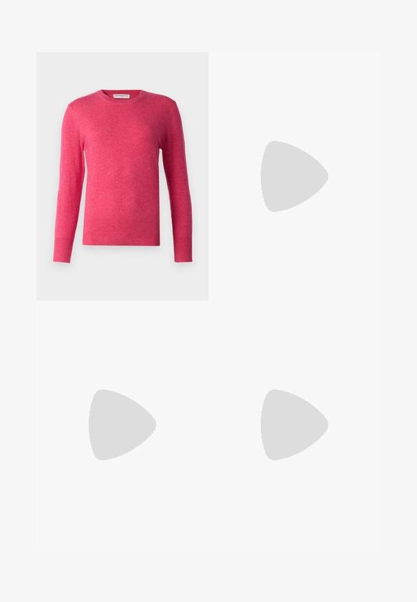 pure cashmere CLASSIC CREW NECK  - Pulover - strawberry; Črne hlače s ravnim krojem, ki imajo dva sprednja žepa in pas. Narejene so iz gladkega, lahkega materiala.; Črne lakirane gležnjarje z ošiljenim nosom in srednje visokim blokastim peto. Gladka tekstura in minimalističen dizajn.; Črna torbica z strukturirano obliko, gladko teksturo in kovinskim zaponko. Ujemajo se z širokimi črnimi hlačami in odprtimi sandali na lesenem tleh.
