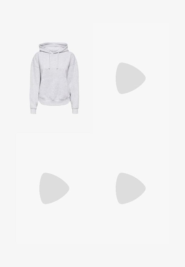 Felpa grigia con cappuccio, dalla vestibilità rilassata, con cordini, polsini a coste e tasca frontale. Realizzata in morbido tessuto testurizzato.; Jeans a gamba larga in denim nero con chiusura a zip, design a cinque tasche e dettagli di cucitura sottili. Texture morbida e stile casual.; Le scarpe platform nere presentano un bordo peloso bianco, una punta arrotondata e una fascia con un bottone metallico. Indossate con pantaloni neri su un pavimento di legno.; Borsa a tracolla in pelle nera con due manici lunghi, una texture liscia e una forma strutturata. Presenta una tasca frontale per ulteriore spazio di archiviazione.