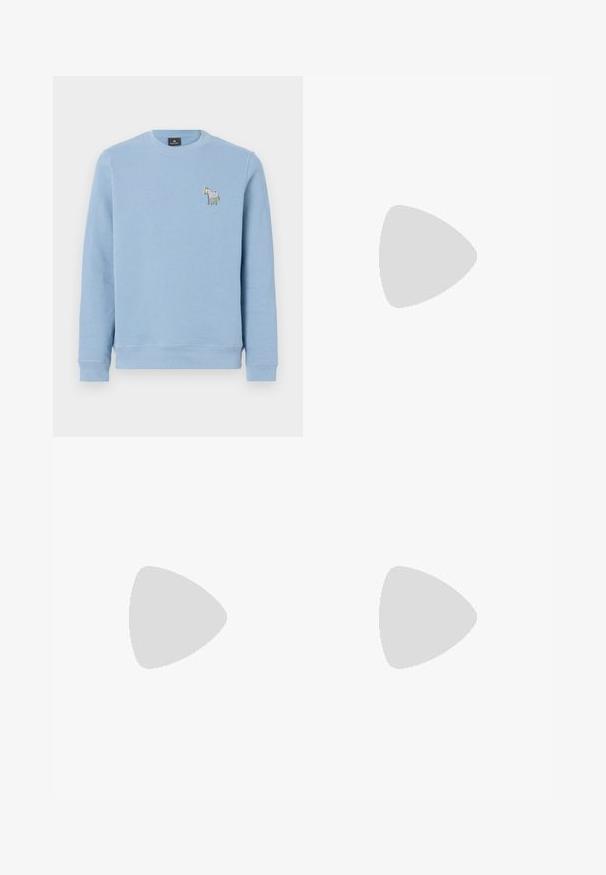 Lichtblauw sweatshirt van zachte stof, met een ronde hals en ribgebreide boorden, en een klein geborduurd zebra-ontwerp op de borst.; Brede blauwe jeans van denim met een verouderde afwerking. Heeft vijf zakken, een sluiting met vooraan knoop en een rechte snit.; Witte leren sneaker met een gladde afwerking, ronde neus, platte veters en een gestructureerde zool. Kenmerkt zich door een subtiel logo op de hiel.; Zwarte ronde zonnebril met donkere lenzen en slanke metalen armen. Inclusief heldere tempelpunten en zilveren accenten bij de scharnier. Minimalistisch ontwerp.