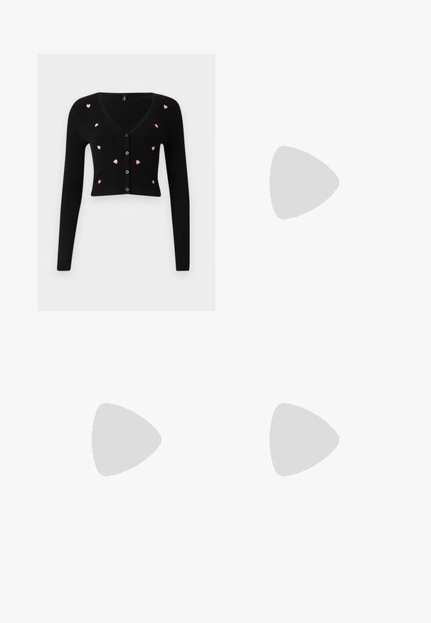Cardigan nero a coste con scollatura a V e maniche lunghe. Presenta un ricamo a forma di cuore rosa e sei bottoni anteriori per la chiusura. Design cropped.; Pantaloni neri a gamba dritta, con tasche frontali e spacchi laterali all'orlo. Realizzati in tessuto morbido e liscio. Adatti a diverse occasioni.; Sandali con tacco in vernice nera, con punta squadrata, cinturini alla caviglia e fibbie in argento. Presentano un tacco a blocco spesso per maggiore stabilità.; Borsa tote in pelle nera con texture liscia, forma rettangolare e due manici lunghi. Nessun hardware o decorazione visibile.