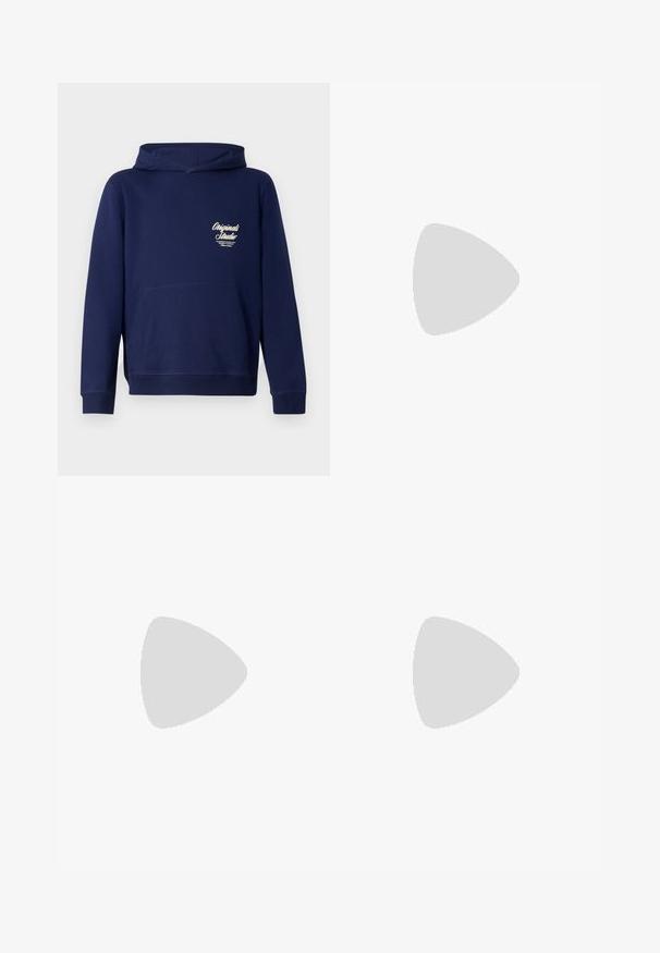 Marineblauwe hoodie met een voorste kangoeroezak, ribgebreide boorden en een logo op de borst. Gemaakt van zachte stof met een gladde textuur.; Blauwe denim cargoshorts met een hoge taille, meerdere cargozakken aan de zijkanten en een klassieke vijf-pocket stijl. Stonewashed textuur.; Zwarte lage sneakers met witte strepen, zwarte veters, gestructureerde zwarte zool en witte hielaccent, met het merk "JACK & JONES" aan de zijkant.; Zwarte stof heuptas met een afgeronde vorm, voorzak met rits en een gladde textuur. Geen zichtbare patronen of accenten. Lichtgewicht ontwerp.