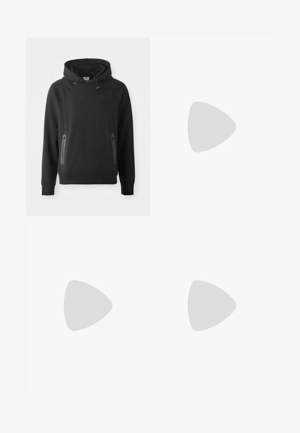 Felpa nera con cappuccio e tasca a marsupio, realizzata in un materiale morbido. Presenta dei lacci e un logo sul petto. Maniche lunghe con polsini.; T-shirt in cotone blu navy con maniche corte, collo rotondo e un piccolo logo bianco sul lato sinistro del petto. Texture morbida, vestibilità dritta e design semplice.; Pantaloni sportivi neri realizzati in tessuto morbido, dotati di una vita elastica e polsini affusolati. Design minimalista senza motivi o dettagli visibili.; Persona che indossa sneakers sportive nere con lati testurizzati e logo, abbinate a calze nere e pantaloni corti su un pavimento chiaro.