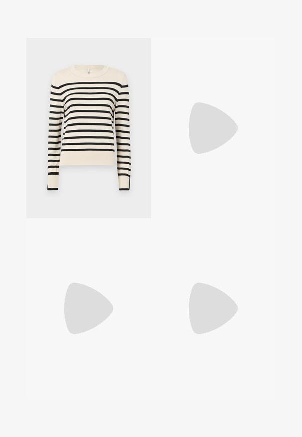 Cremfarbener Pullover mit horizontalen schwarzen Streifen, rundem Halsausschnitt, langen Ärmeln und gerippten Bündchen und Saum. Glatte Textur, lässige Passform.; Weit geschnittene Denim-Hosen mit einem Farbverlauf von hellblau zu dunkelblau, hoher Taille, Gürtelschlaufen und einem passenden Stoffgürtel. Strukturierte Denim-Oberfläche.; Helleblaue Stiletto-Sandale mit zwei Vorderriemchen und einem Knöchelriemchen, aus glattem Lackmaterial, mit schlankem Absatz und minimalistischem Design.; Weiße rechteckige Clutch aus glänzendem Material mit einem silbernen Kettenriemen. Das Model posiert und präsentiert die Tasche vor einem schlichten Hintergrund.
