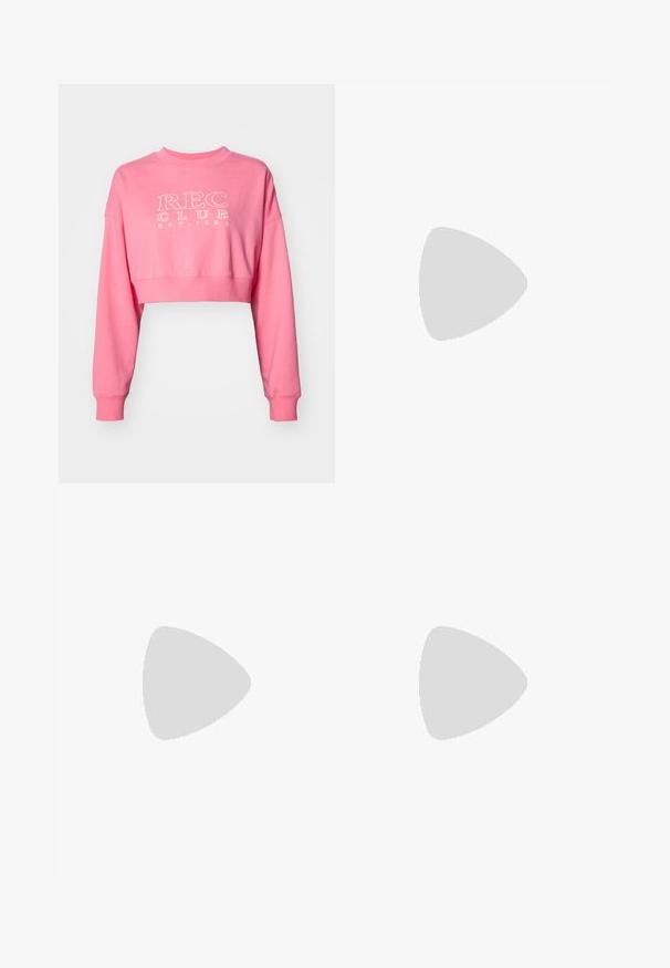 Roza skrajšana sweatshirt iz bombaža z dolgimi rokavi, ki ima ribasto okroglo izrez in natisnjen napis "REC CLUB EST. 1980" v beli barvi.; Svijetloplave traperice s ravnim krojem, vidljivim šavovima, dizajnom od pet džepova i kopčanjem na gumbu u struku.; Puma superge v beli in črni usnjeni izvedbi, sročene s rjavim gumijastim podplatom. Usklajene z belimi nogavicami z črnim logotipom, nosijo se s temnimi hlačami.; Bežna usnjena torbica z mehko teksturo, pravokotne oblike, z zadrgo na vrhu in z zlatim verižnim ročajem. Minimalističen dizajn in nevtralna barva.