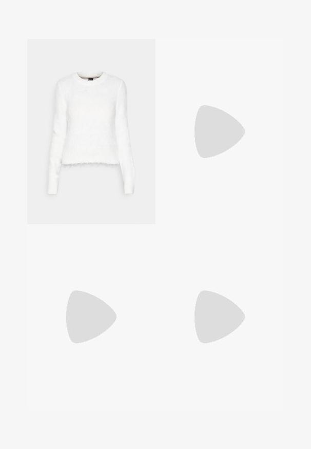 Maglione bianco morbido con maniche lunghe, scollatura rotonda e orlo corto. Caratterizzato da una consistenza soffice e da una leggera frangia nella parte inferiore.; Pantaloni neri su misura con un design a gamba dritta, caratterizzati da una texture liscia e pieghe ben definite sul davanti. Senza hardware visibile.; Scarpa con tacco alto in pelle nera, con punta affusolata, texture liscia e tacco rastremato. Design minimalista, senza ulteriori decorazioni.; Borsa a mano in pelle nera con un design strutturato, caratterizzata da una forma corta, manico superiore e accessori in metallo dorato. Inclusa tracolla regolabile.