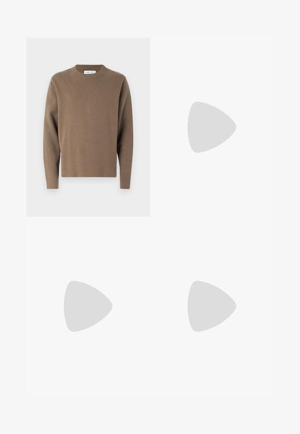 Brun stickad tröja med rund halsringning och långa ärmar. Slät textur, något oversize passform och minimalistisk design.; Svarta rak benen jeans i bomull, med en klassisk femfickorsdesign, knappstängning och subtila sömnadsdetaljer.; Svarta läderloafers har en upphöjd söm, två dekorativa remmar på ovansidan och en tjock texturerad sula för ökat grepp.; Brun läder laptopväska med en texturerad yta, dubbla handtag ovanpå, justerbar rem och två frambucklar för extra detaljer.