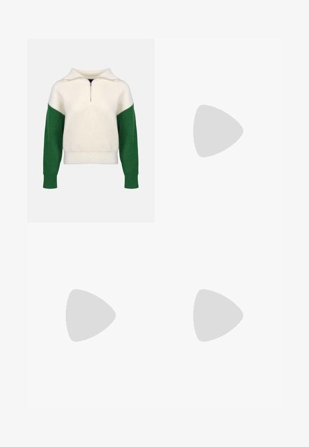 Pull en tricot avec un col zippé quart. Corps crème avec des manches vertes côtelées. Texture douce, coupe décontractée, blocs de couleur contrastants.; Pantalons larges noirs en tissu lisse et brillant, avec une taille élastique et sans poches ni détails en métal visibles.; Baskets en toile noires avec des lacets blancs, un embout en caoutchouc blanc et une semelle intermédiaire blanche épaisse. Présentent des coutures blanches discrètes et une semelle en gomme.; Lunettes de soleil noires rectangulaires avec des verres foncés et des montures en mat épais. Les branches sont légèrement effilées avec une texture lisse.