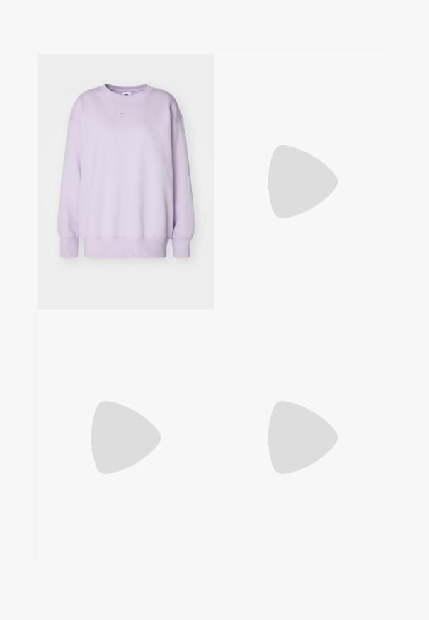 Felpa Nike di colore viola chiaro con collo rotondo, maniche lunghe, polsini e orlo a coste, e piccolo logo a forma di swoosh bianco centrato sul petto.; Jeans a gamba larga di un blu chiaro in denim, con vita alta, cinque tasche e un leggero sbiadimento. Taglio dritto con bordi orlati.; Sneakers bianchi con piattaforma, caratterizzati da una parte superiore simile alla pelle liscia, forma arrotondata, collo imbottito e suola in gomma testurizzata con scanalature ben definite.; Borsa sintetica bianca a forma triangolare, con patta anteriore piatta e dettaglio a fiocco, tracolla regolabile, texture liscia e design minimalista.