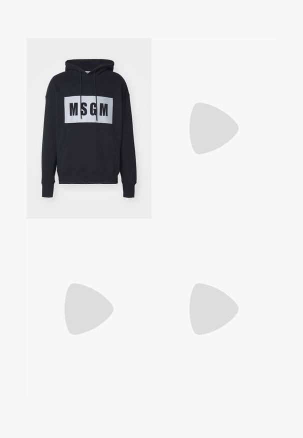 Svart huvtröja med en framficka, prydd med en vit rektangulär logotyp med "MSGM" i fet svarta bokstäver. Tillverkad av bomull, avslappnad passform.; Svarta byxor i slät väv, med rak ben-design, två framfickor och standardmidja med bälteshällor.; Svart och vit hög sneaker med läderövertäckning, perforerat tåfack, framträdande swoosh-logotyp och texturerad gummisul.; Svarta rektangulära solglasögon med mörka linser, med en elegant design och guldaccenter längs ramen. Texturerade skalmar för bättre grepp.