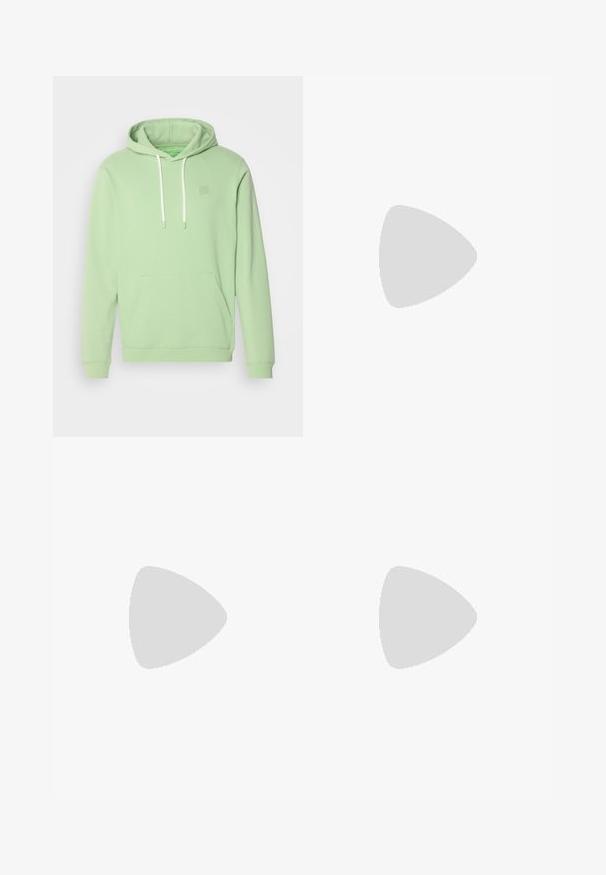 Hoodie vert menthe en tissu doux avec une poche kangourou, un capuchon ajustable avec cordon, et un petit logo sur la poitrine.; Trois t-shirts à col rond en blanc, gris clair et noir. Fabriqués en coton doux, avec des manches courtes et une coupe décontractée.; Pantalon en denim gris clair avec une coupe droite, cinq poches et une fermeture à bouton. Coutures visibles le long des coutures.; Baskets blanches avec une tige synthétique lisse, bout rond, six œillets pour les lacets et une semelle en caoutchouc profilée basse avec des détails texturés.