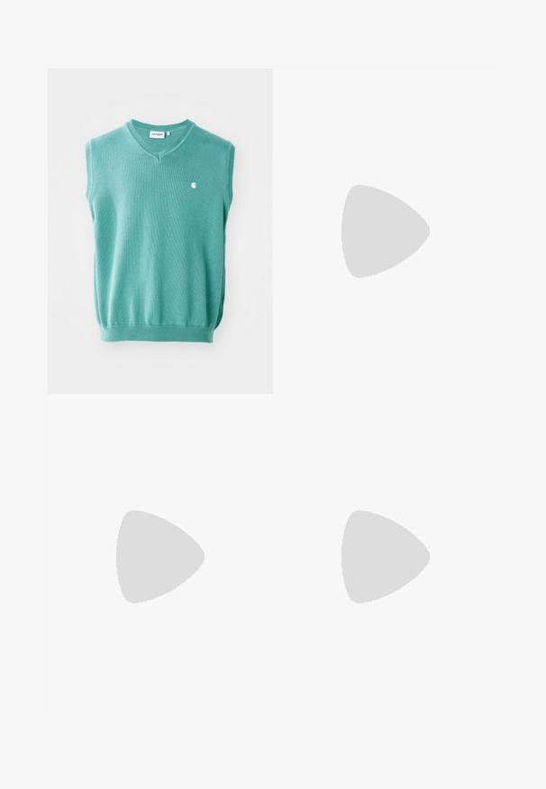 Pulover verde fără mâneci, confecționat din material tricotat, cu un decolteu în V și un mic logo alb pe pieptul stâng.; Tricou alb din bumbac, cu mâneci scurte. Creat cu un mic logo portocaliu și bordo pe pieptul stâng. Prezintă un gât rotund clasic.; Pantaloni utilitari din bumbac maro, cu un design drept, având buzunare frontale și accente din metal pentru o durabilitate sporită.; Adidași Nike Dunk alb-negru, cu un superior din piele, vârf perforat, sireturi negre și talpă din cauciuc negru cu design de profil.