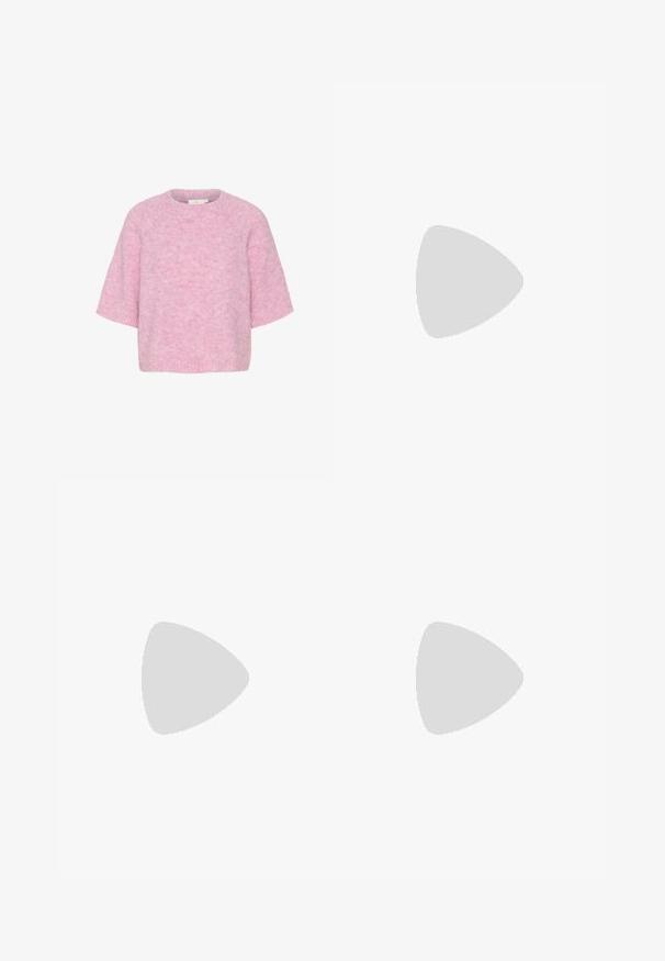 Pulover tricotat roz cu mâneci scurte, gât rotund și o textură moale și pufoasă. Prezintă un croi relaxat, de tip boxy și o construcție fără cusături.; Jeans largi maro din denim, cu un design clasic cu cinci buzunare, închidere cu nasture și detalii subtile de cusătură.; Sandale albe cu toc înalt și gros, cu un design cu curele și legătură la gleznă. Textură netedă, cu o platformă frontală pentru înălțime suplimentară.; Geantă de umăr din piele maro cu o textură netedă, design cu vârf deschis și două curele pentru umăr. Prezintă cusături minime și fără componente metalice vizibile.