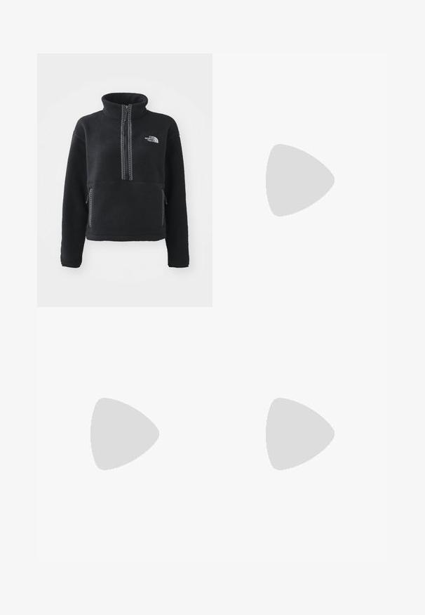 Svart fleecepolo med høy krage, glidelåsfront, to sidelommer og hvit brodert logo på brystet. Teksturert stoff.; Svart langermet T-skjorte laget av bomull med rund hals. Har en liten hvit logo på venstre brystområde. Enkelt design og passform.; Svarte nylon cargo-bukser med glidelås og justerbare mansjetter, flere lommer og en logo på høyre bein. Glatt, lett tekstur.; Beige og krem joggesko med teksturert mesh-overdel, støttende overlegg og gummisåle med et mønster for godt grep.