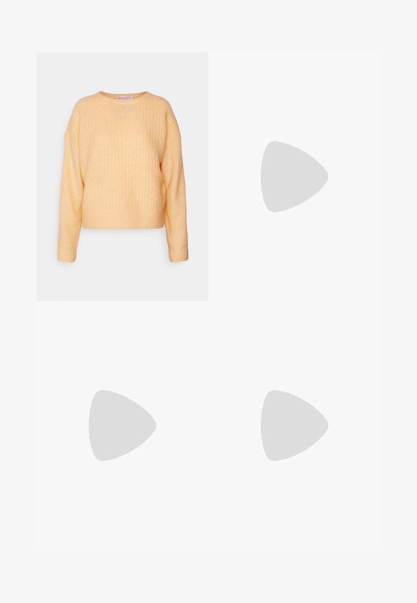 Marc O'Polo Camisola - milky vanilla; Calças de pele preta com uma textura suave, apresentando um ajuste reto, dois bolsos frontais e detalhes de costura visíveis.; Bota de couro preta até ao tornozelo com salto bloco e sola com plataforma, vista de lado sobre um fundo branco liso.; Bolsa preta com forma estruturada, textura suave e um fecho metálico. Combinada com calças largas pretas e sandálias de salto aberto sobre um chão de madeira.