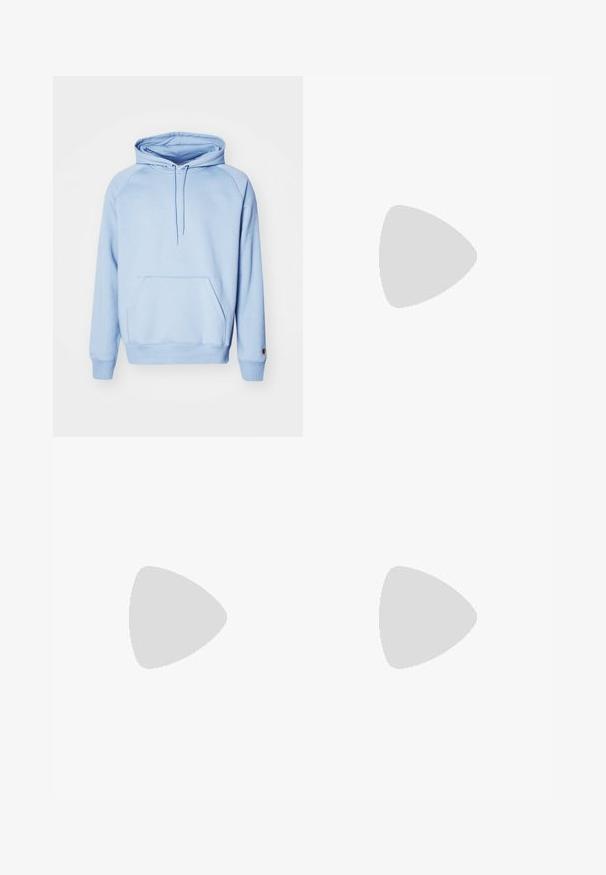 Hanorac albastru deschis din material moale, cu un buzunar frontal, glugă cu șnur și manșete ondulate. Textură netedă și design simplu.; Tricou alb cu mânecă lungă din bumbac, având un logo mic, texturat de culoare gri în partea stângă a pieptului. Croială regulară cu mansete ribbate.; Pantaloni de sport de culoare bleumarin, dintr-un material neted, cu un talie elastică, două buzunare laterale și un logo subtil pe coapsa stângă.; Adidași din piele albă cu vârf din suede gri, trei fâșii orizontale albe, accente albastre și talpă din cauciuc maro. Detaliu texturat pe talpă.