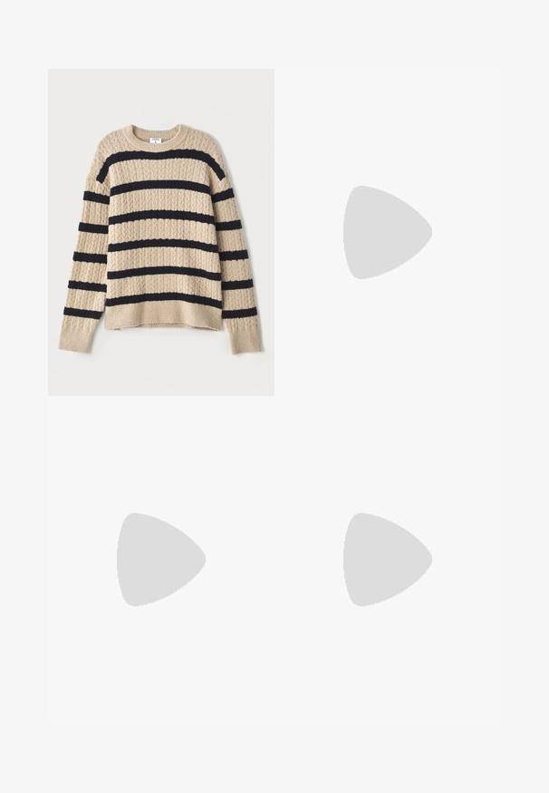 Bežinis megztinis su tamsiai mėlynomis horizontalinėmis juostomis, turintis tekstūrinį raštą ir iškilnius rankogalius. Apskritas iškirpimas ir laisvas kirpimas.; Juodas trumpas rankovėmis per didelis marškinėliai su apvaliu iškirpimu ir matoma Filippa K prekės ženklo etiketė vidinėje apykaklės pusėje.; Tamsiai mėlynos medvilninės kelnės, turinčios tiesioginį kirpimą, priekyje užsegamos mygtuku ir klasikine juosta su dirželio kilpom.; Tamsiai rudas tekstūruotas odinis sportbačius su raišteliais ir baltu grioveliu ant gumos pado, pateiktas ant šviesaus fono.