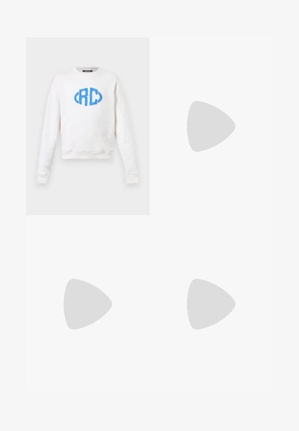 Bela bombažna hoody s plavo teksturirano vezeno oznako "<RC>" spredaj, dolgimi rokavi in zaobljenim ovratnikom.; Temno modri denim kavbojke s ravno krojem, ki vključujejo pet žepov, gumbno zapiranje in kontrastne šive.; Modri nubuk superge z zaobljenim prstom, belimi vezalkami in gumijastim podplatom. Opremljene so z diskretnim šivanjem in branded poudarkom na strani.; Črna mehka usnjena torba za ramo z nastavljivim tankim trakom, nabranimi stranicami, ki so zavezane v vozle, in majhnim zlatim logotipom na prednjem dnu desno.