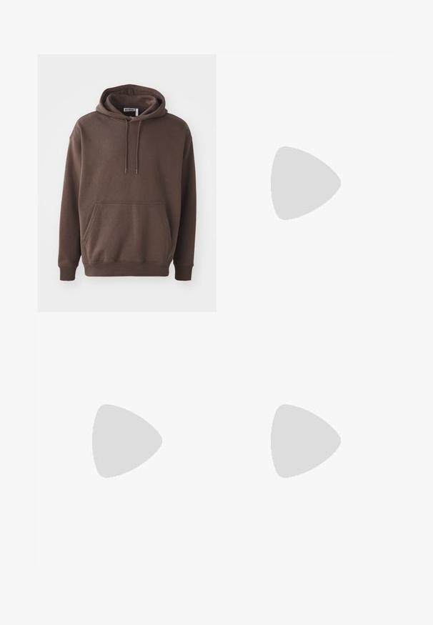 Pruun kapuutsiga sweatshirt, valmistatud pehmest kangast, eelseisva taskuga, reguleeritava kapuutsi ja soonikkoes varrukatega. Lihtne disain ilma mustriteta.; Mustad kohandatud pükste sirge säärega, lame ees, kahe voldiga, nööbiga kinnitamine ja küljetaskud. Valmistatud sileda materjali. ; Pruunide ja siniste ruuduliste laiad püksid, mille juurde on kombineeritud valged kingad mustade aktsentidega ja tekstuursete taldadega, roheline taust.; Musthave musta nailonkott rihmaga, millel on reguleeritav rihm, siledapinnaline tekstuur, eespool tõmblukuga tasku ja logo aktsent.