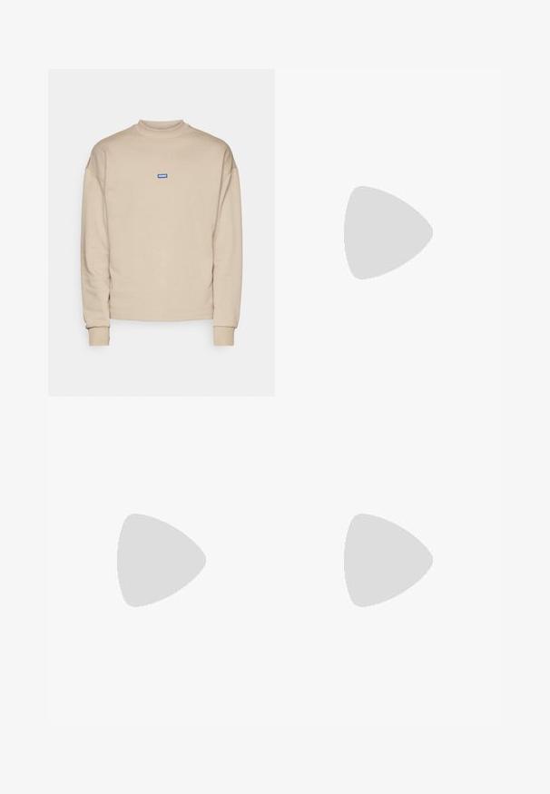 Felpa beige con collo rotondo, polsini a coste e un piccolo logo rettangolare blu ricamato sul petto. Texture morbida.; Camicia bianca con strisce verticali blu, maniche lunghe e tasca con un piccolo logo. Realizzata in morbido tessuto di cotone.; Chino bianchi in cotone, con fronte piatto, passanti per cintura, due tasche laterali e una tasca posteriore. Tessuto liscio con gamba dritta.; Sneaker bianco in pelle con texture liscia, dotato di un logo nero sul lato, lacci piatti e suola in gomma texturizzata.