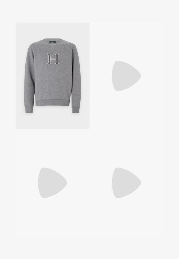 Sweatshirt cinza com decote arredondado, punhos e barra canelados. Apresenta uma letra "H" emblemada em contraste no peito. Textura suave.; Calças pretas sob medida com um corte reto, feitas de um tecido suave. Apresentam passadores de cinto e um detalhe de pregas na parte da frente.; Ténis brancos em pele com acabamento suave, biqueira arredondada, atacadores planos e sola texturizada. Acento em camurça cinza na parte do calcanhar.; Óculos de sol transparentes com lentes retangulares castanhas, apresentando hastes finas e transparentes e detalhes em metal nas laterais.