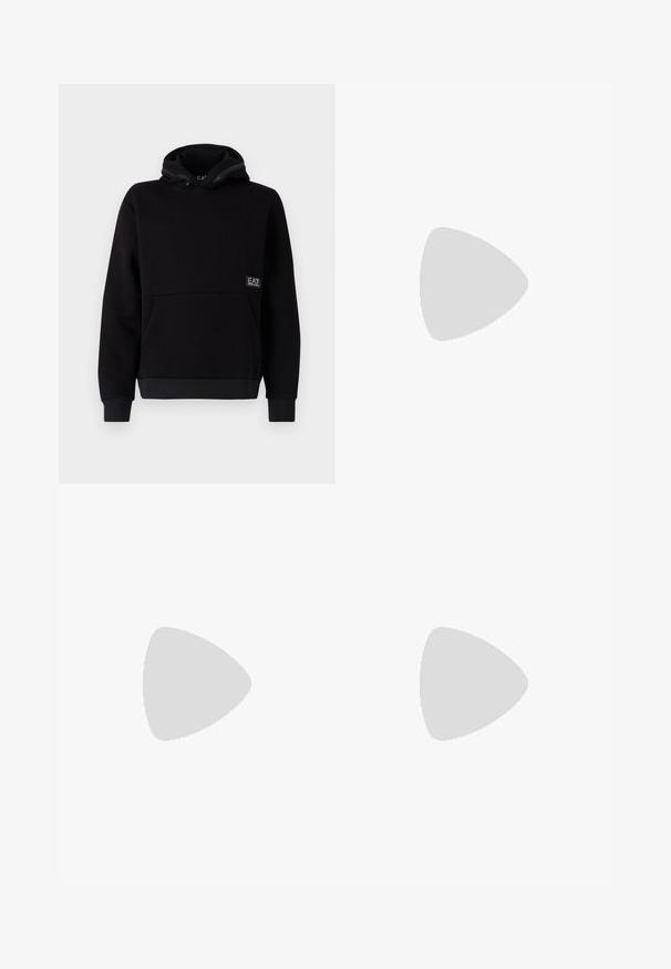 Felpa nera con cappuccio caratterizzata da una sezione superiore texture, tasca a marsupio, polsini e orlo a costine, con un piccolo etichetta logo sul frontale in basso.; Jeans in denim blu scuro con vestibilità slim, caratterizzati da schizzi di vernice, cuciture visibili e design classico a cinque tasche. Taglio dritto.; Sneaker in pelle bianca con una finitura liscia, punta rotonda, lacci piatti e suola testurizzata. Presenta un logo discreto sul tallone.; Occhiali da sole neri rotondi con lenti scure e sottili bracci in metallo. Include punte trasparenti e accenti argentati alla cerniera. Design minimalista.