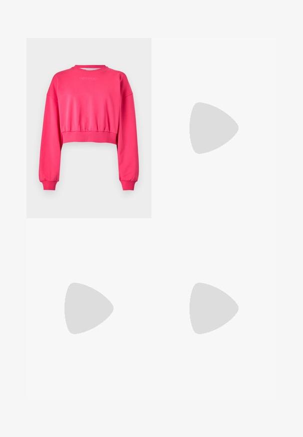 Sweatshirt rosa cropped con maniche lunghe e polsini a costine. Presenta un colletto rotondo e un branding minimale sul petto.; Gonna bianca plissettata con elastico nero in vita che presenta il logo "LACOSTE". Design di lunghezza media con texture morbida.; Sneaker bianchi in pelle con suola spessa bianca, accento in suede nero sul tallone e logo impresso sul lato. Design con lacci e sei fori per i lacci.; Occhiali da sole oversize neri dalla forma geometrica, con lenti scure e un dettaglio grigio a contrasto sulla montatura. Logo sul braccio.
