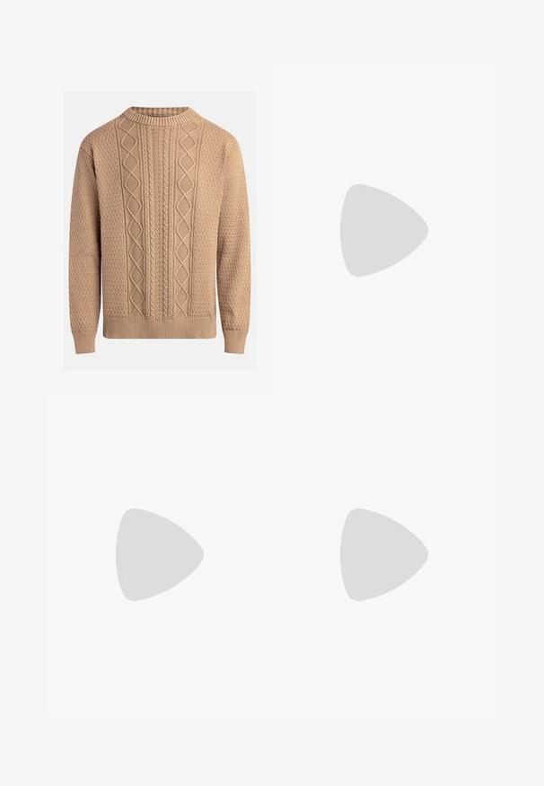 Striktrøje i beige med strukturerede mønstre. Har rund hals, ribkantede ærmer og varierende kabelstrikdesigns på forsiden.; Grå bomulds-loungebukser med elastisk talje, snor og to sidelommer; lige ben-design, blød tekstur, uden mønstre.; Tan nubuck ankelstøvle med sort polstret krave, gyldne metaløjer, hvid syning detaljer og robust gummisål med udtalte slidbaner.; Solbriller med en slank, lys grå plastikramme, indpakningsdesign, mørke linser og en glat overflade. Har minimal branding på siden.