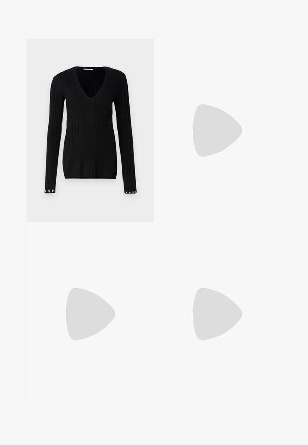 Pull en tricot côtes noires avec un col en V, des manches longues et des accents de boutons argentés aux poignets. Texture douce et design ajusté.; Pantalon noir ajusté avec une coupe droite, présentant une texture lisse et des plis nets sur le devant. Aucune quincaillerie visible.; Talons hauts en cuir noir avec un bout pointu, dotés d'un talon fin et d'un accent en ton or sur la lanière réglable. Texture lisse.; Sac à main en cuir marron avec une texture lisse, présentant une silhouette courbée et un logo métallique. La bandoulière est ornée de clous décoratifs le long de la couture.