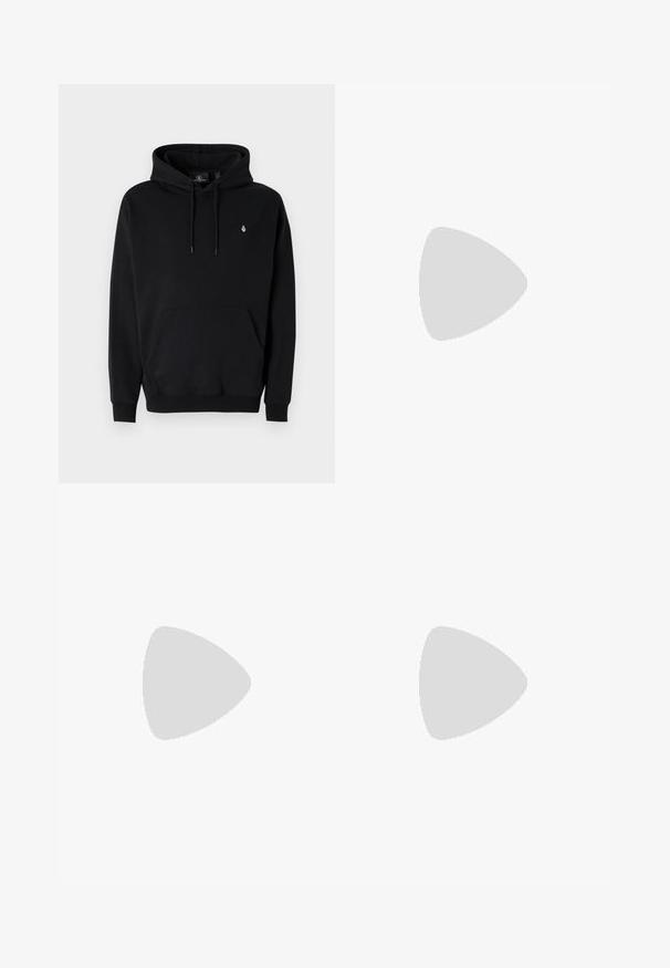Sort hættetrøje lavet af bomuldsblanding med kengurulomme, snøre i hætten, ribstrikkede manchetter og et lille logo på venstre bryst.; Nike sort bomulds t-shirt med en klassisk rund hals, korte ærmer og et diskret, præget logo på brystet. Glat tekstur.; Sorte sweatpants lavet af blødt stof med elastisk talje, snøre og et lille Nike-logo på venstre lår.; Sorte træningssko med tekstureret stof og gummisåler, udstyret med elastiske snørebånd og en blå detalje på hælen. Bæres med lyse denimbukser.