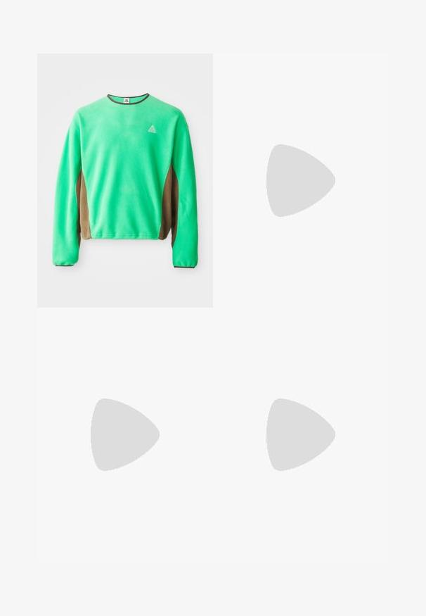 Sweatshirt de polar verde com painéis laterais castanhos, mangas longas e um decote redondo com um pequeno logótipo no peito.; Três tops em algodão de alças brancas com nervuras. Apresentam um decote redondo e pequenas etiquetas pretas perto da bainha. Disponíveis em vários tamanhos.; Calças de cargo leves em nylon preto, com cintura elástica, cordão ajustável e múltiplos bolsos em camadas nas pernas.; Sapatos atléticos brancos com sobreposições texturizadas, sola espessa e detalhes em cinza. Usados com meias brancas até ao tornozelo e calções verdes sobre uma superfície azul.