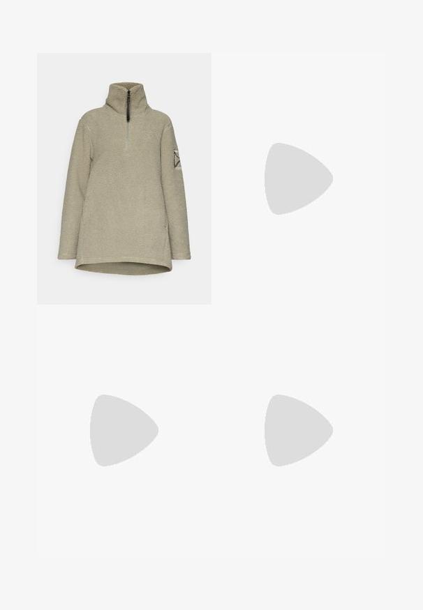 Fleece pullover in licht olijfgroen, met een hoge kraag, halve rits en textuurstof. Versierd met een geometrische patch op de mouw.; Zwart langsluiting T-shirt van katoen met een ronde hals. Heeft een klein wit logo op de linkerkant van de borst. Eenvoudig ontwerp en pasvorm.; Zwarte nylon cargo broek met afneembare pijpen, verstelbare manchetten, meerdere zakken en een logo op het rechterbeen. Gladde, lichte textuur.; Beige en crème sportschoen met een textuur-mesh bovenwerk, ondersteunende overlays en een rubberen zool met een profielpatroon voor grip.