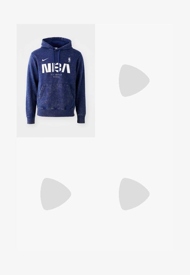Jūrinės mėlynos spalvos bliuzonas su minkšta tekstūra, su priekyje esančia kišene, raišteliu reguliuojama kapuche ir balta užrašu „NBA ALL WORLD HOOPS“. Nike logotipas ant rankovės.; Balta, ilga rankovė T-maiša, pagaminta iš medvilnės. Apvalios iškirptės dizainas su raukiniais ant rankovių ir nedidelis logotipas ant kairės rankovės. Glotni tekstūra.; Pegador BARROW - Laisvi džinsai - sand washed blue; Juodas odinis loaferis su kutais, turintis masyvų juodą pado ir geltonus siūlus palei kraštą. Textūruota danga.