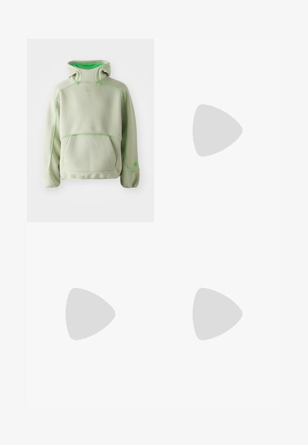 Hoodie verde-claro feito de um tecido suave, com detalhes em verde-neon, gola alta e um bolso frontal. Logo visível no peito.; T-shirt branca de algodão com mangas curtas, decote redondo e um corte solto. Textura suave sem padrões ou detalhes visíveis.; Calças largas de imitação de pele de crocodilo pretas, apresentando uma textura de croco, design tradicional de cinco bolsos e detalhes em botão e rebites prateados.; Ténis de desporto Nike em material de malha prateada, com atacadores brancos, um logo Swoosh preto e uma sola de amortecimento em negro e vermelho.