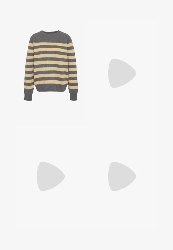 Grijs en crèmekleurig gestreept sweater met een ronde halslijn. Voorzien van lange mouwen en geribbelde manchetten en romper. Zachte stofstructuur.; Zwarte wijde broek van soepel materiaal, met een hoge taille, riemlussen en twee voorzakken. Geplooide ontwerpen voegen textuur toe.; Zwarte leren muiltjes met een puntige neus en een lage, blokhak. Glad oppervlak met een gestroomlijnd ontwerp. Open achterkant met minimale details.; Zilverkleurige Casio kwarts horloge met rechthoekige wijzerplaat, analoge en digitale displays, roestvrijstalen band en waterbestendige eigenschappen.
