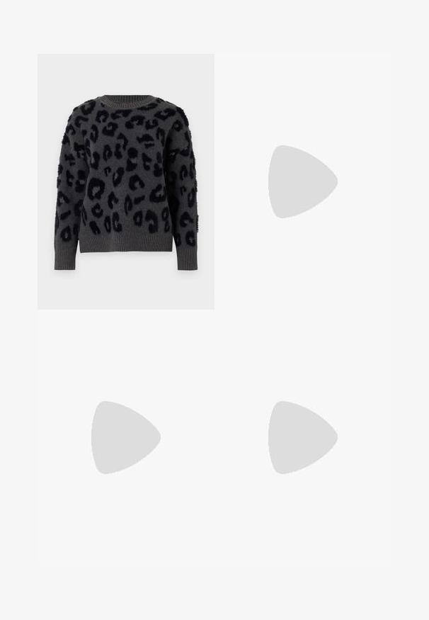 Maglione grigio in morbido tessuto con stampa leopardata nera, scollatura rotonda e polsini e orlo a coste. I patch testurizzati aggiungono dimensione.; Jeans in denim blu con gamba dritta e vita alta, design a cinque tasche e chiusura con bottoni. Cuciture evidenti e rivetti di tonalità rame.; Sneakers alti neri in tela con suole e lacci bianchi, dotati di un logo circolare di lato e abbinati a pantaloni in denim e neri.; Occhiali rettangolari neri con lenti trasparenti. Finitura lucida, bracci sottili e una sfumatura viola visibile ai bordi delle lenti.