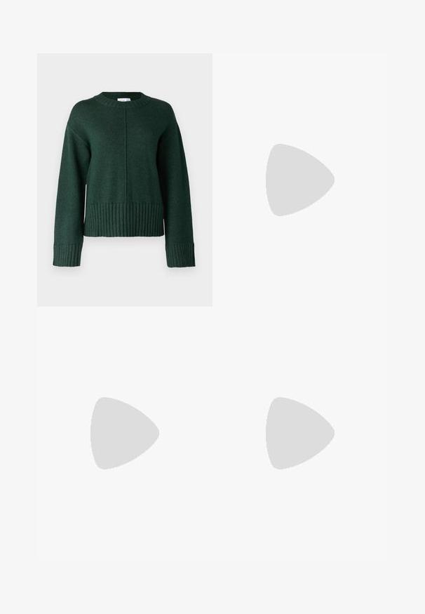 VILA VIRIL SOFIE - Pulover - green; Svetlo modri jeans iz denima z sproščenim krojem, ki imajo obrabljene podrobnosti, gumbasto zapiranje z dvema gumboma in ravno krojene hlačnice.; Beli usnjeni športni čevlji s perforiranim prstnim delom, teksturiranim podplatom in belimi vezalkami, v kombinaciji s širokimi rdečimi hlačami in modro-rumeno ozadje.; Rjave mačkaste sončne očala s vintage mačjo obliko in rjavimi lečami. Imajo ukrivljene ročke z rdečimi detajli.; Zlate uhane v obliki obročkov z gladko, sijočo površino. Krožna zasnova s majhnim nosilcem in prozornim podplatom za varno nošenje.