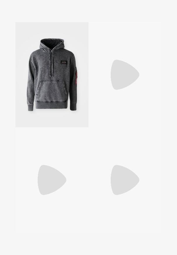 Sweatshirt cinza de algodão com bolso frontal, capuz com cordão, punhos e barra canelados, e um emblema da marca no peito. Bolso lateral com fecho.; T-shirt branco de manga curta com decote redondo e pequeno logo preto da New Balance no lado esquerdo do peito, em fundo simples.; Calças de treino pretas feitas de material suave, com cintura elástica, cordão e punhos ajustados, apresentando um logótipo discreto na lateral.; Sapato de corrida preto com uma combinação de malha e materiais sintéticos, sola robusta, design curvado e uma marca de destaque na lateral.
